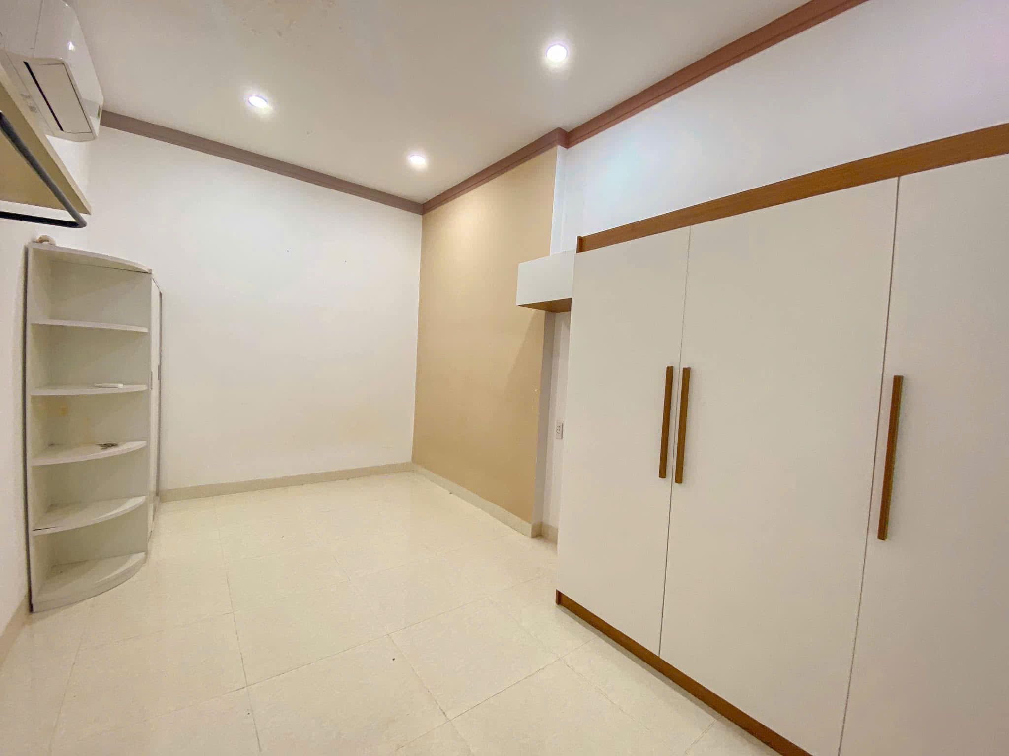 Chỉ 2.290 tỷ sở hữu ngay nhà đẹp 1 mê hẻm Dương Vân Nga gần Ecopark - Ảnh 1