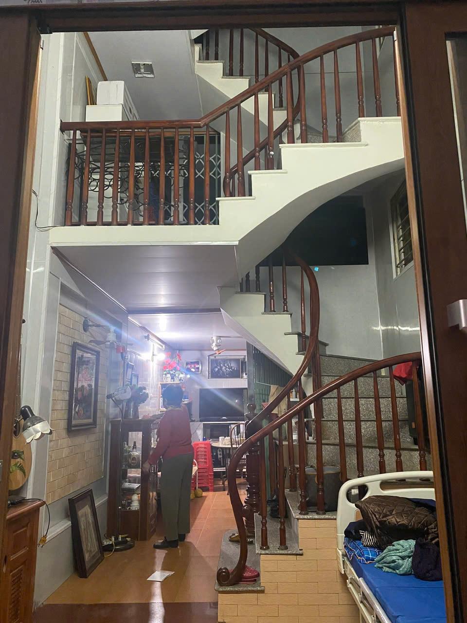 GIÁ TỐT- VỊ TRÍ ĐẸP - CHÍNH CHỦ Cần Bán Nhanh Căn Nhà ngõ Thống Nhất, Phố Đại La - Ảnh chính