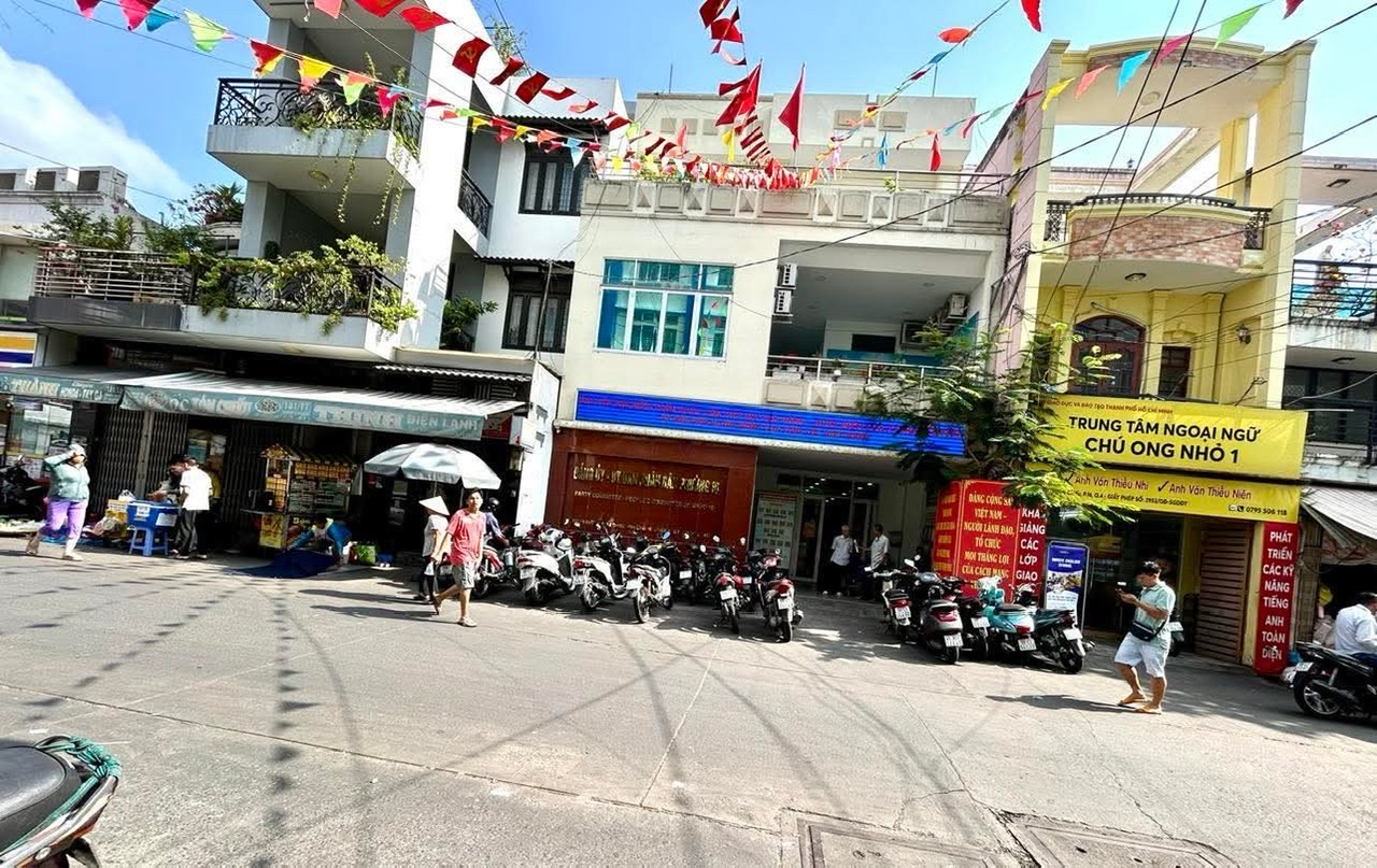 BÁN NHÀ MẶT TIỀN ĐƯỜNG XÓM CHIÊU. VỊ TRÍ SIÊU SIÊU VÍP -VÀI BƯỚC ĐÊN NHÀ THỜI XC- TRƯỜNG HỌC -UBND. - Ảnh 1