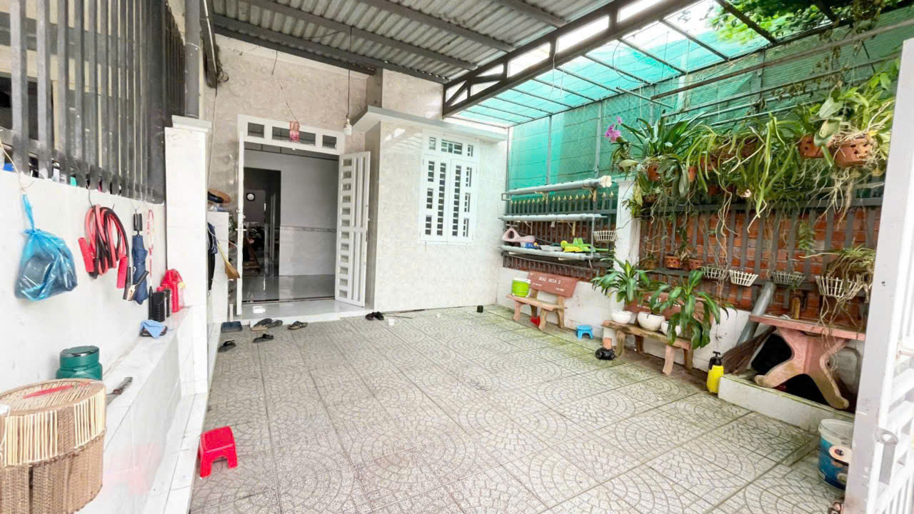 nhà 5,5 triệu 2 phòng ngủ có sân đậu ô tô - Ảnh 1