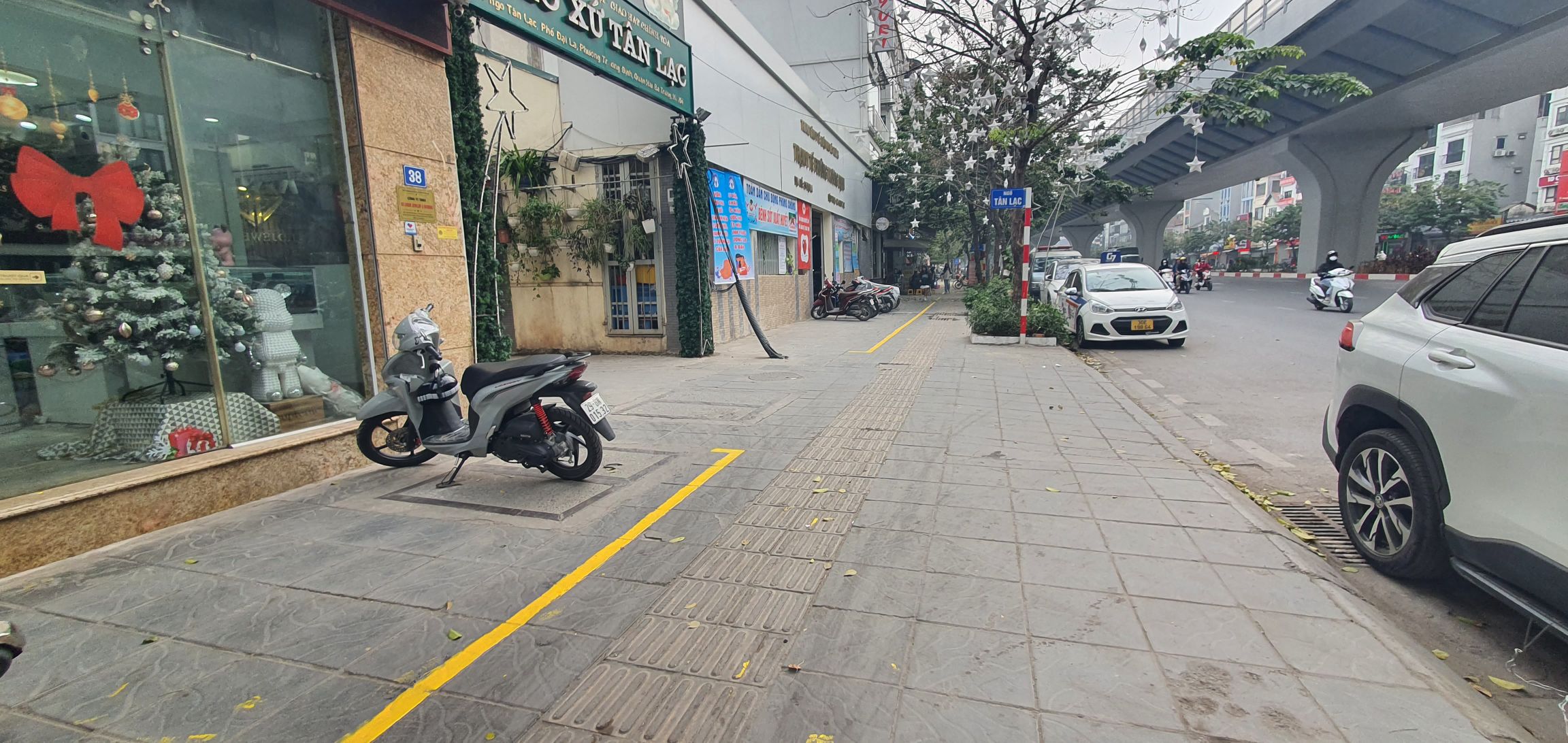 BÁN NHÀ CẤP 4 MẶT PHỐ MINH KHAI - 186M² - MẶT TIỀN 7.3M - VỊ TRÍ KIM CƯƠNG - CHỈ 60 TỶ - Ảnh 1