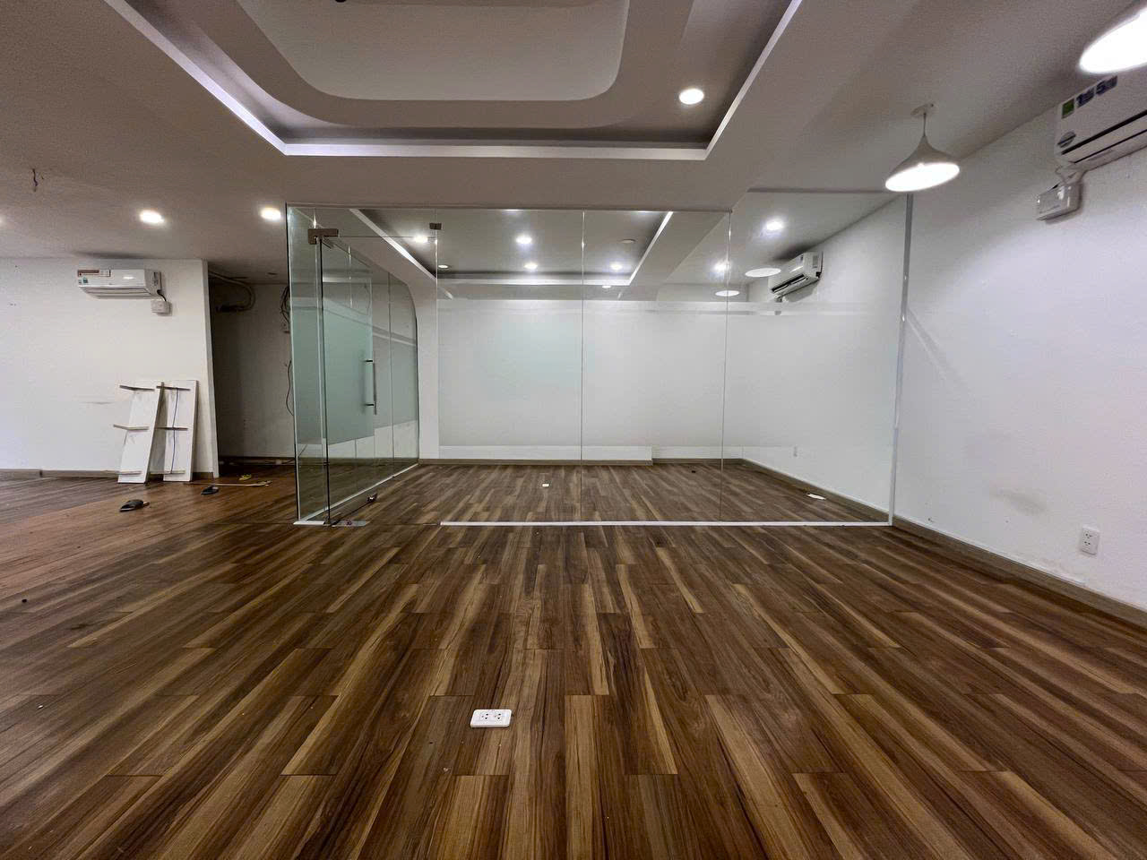 CHO THUE VAN PHONG QUAN 4_75M2 THOANG MAT - Ảnh 2