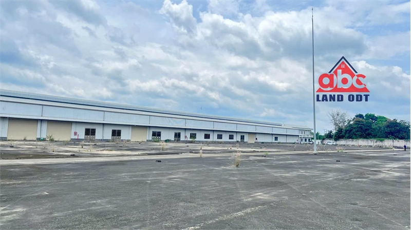 X108 nhà xưởng bán với khuôn viên nền bê tông. giao thông thuận lợi SX ngày đêm - Ảnh 1