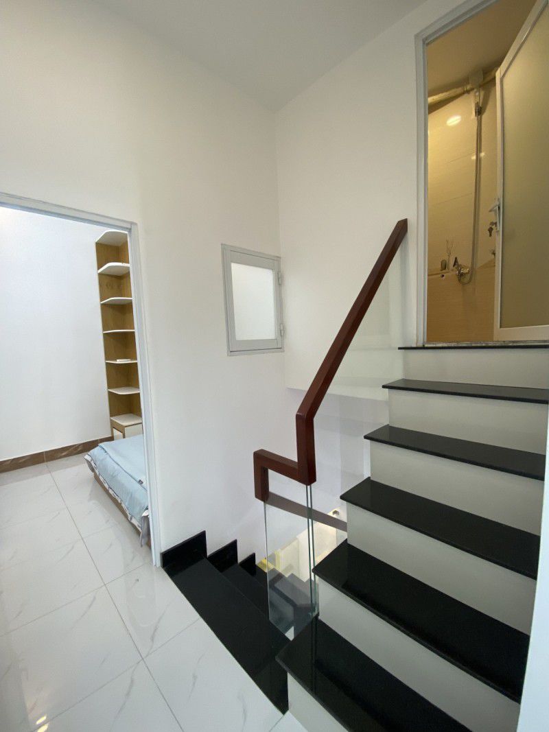 NHÀ 2 TẦNG  - HẺM XE TẢI QUAY ĐẦU - NGAY CHỢ HẠT ĐIỀU - GẦN BỆNH VIỆN QUẬN 12 - XE HƠI NGỦ TRONG - Ảnh 1