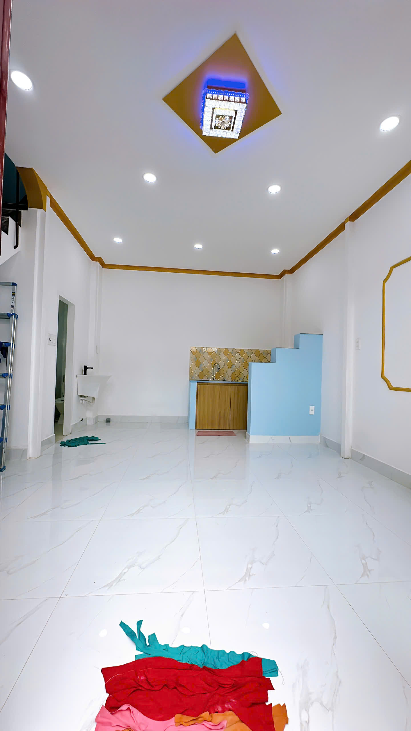 Sát mặt tiền xe hơi <br><br>Khánh Hội Q4  Trung tâm <br><br>HƠN 2 TỶ - Ảnh chính