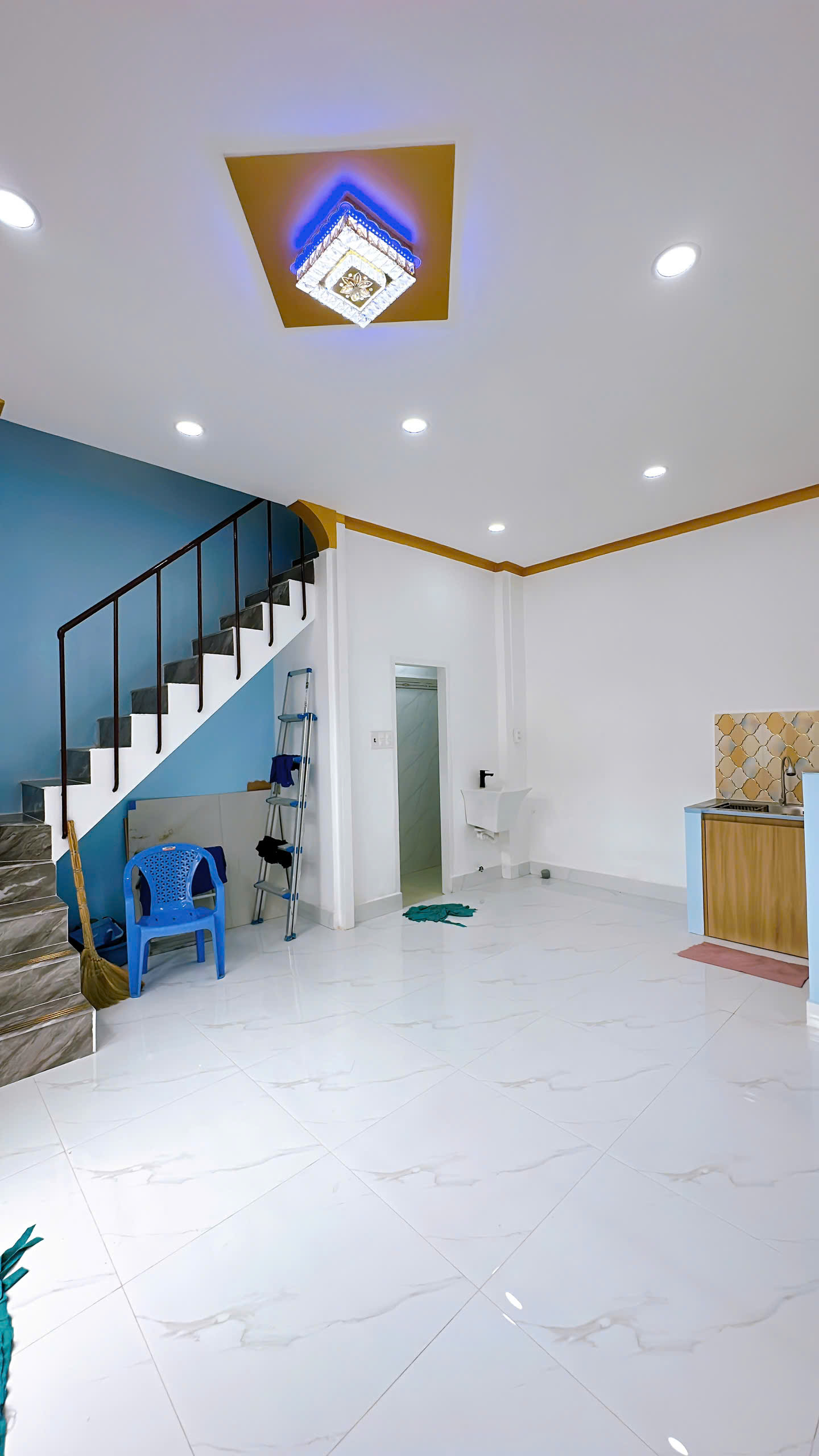 Sát mặt tiền xe hơi <br><br>Khánh Hội Q4  Trung tâm <br><br>HƠN 2 TỶ - Ảnh 1