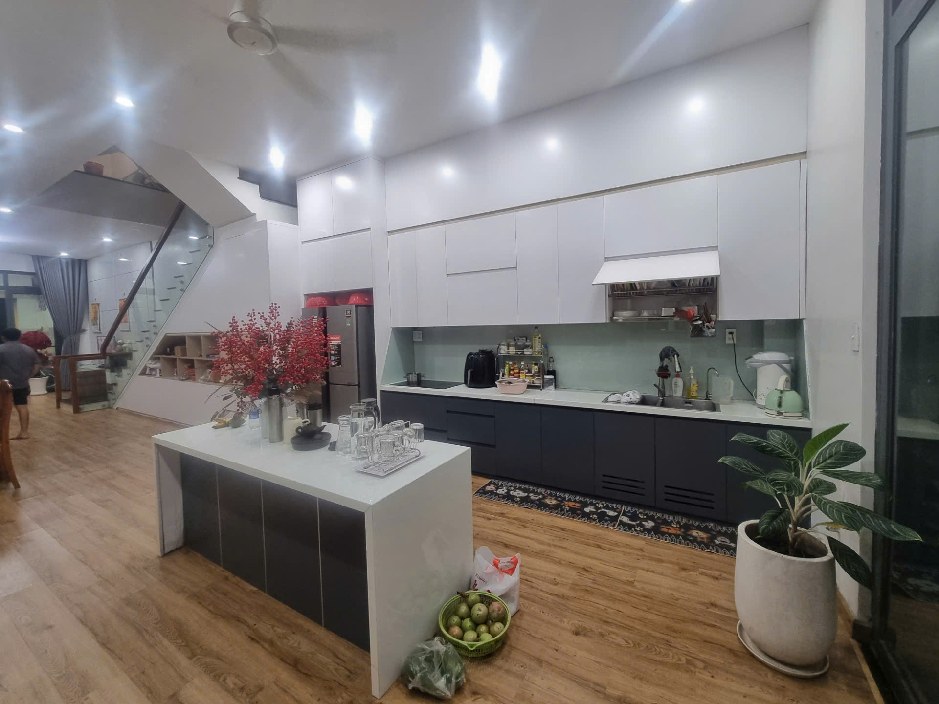 Bán nhà mặt phố Q.9, 112m², 4 tầng, 5PN, 13.9 tỷ, sổ hồng - Ảnh 1