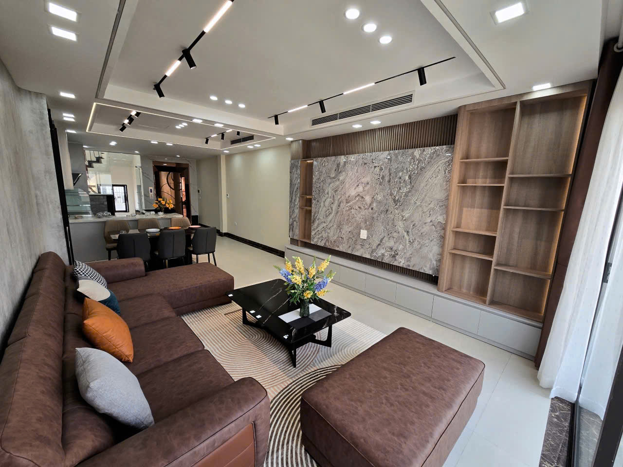 NHÀ ĐẸP - GIÁ TỐT - Vị Trí Đắc Địa Tại Đường Nguyễn Văn Cừ, Quận Long Biên, Thành phố Hà Nội - Ảnh chính