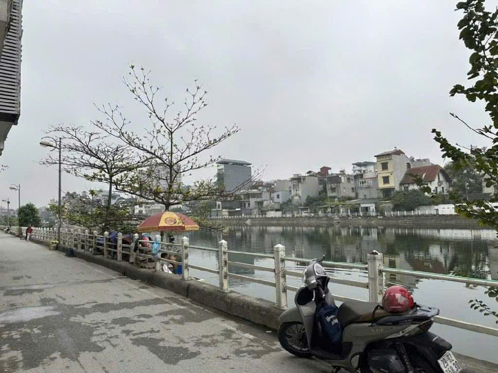 Bán nhà mặt hồ Ngọc Lâm Long Biên kinh doanh sầm uất rộng 236m mặt tiền: 12m 56 tỷ - Ảnh chính