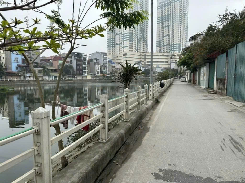 Bán nhà mặt hồ Ngọc Lâm Long Biên kinh doanh sầm uất rộng 236m mặt tiền: 12m 56 tỷ - Ảnh 1