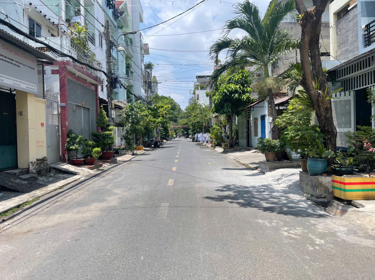 BÁN ĐẤT TẶNG NHÀ CẤP 4 ĐƯỜNG 6M Ô TÔ ĐẬU CỬA, GẦN SÂN BAY TIỆN DI CHUYỂN MÀ KHÔNG ỒN, LH 0965526259 - Ảnh chính