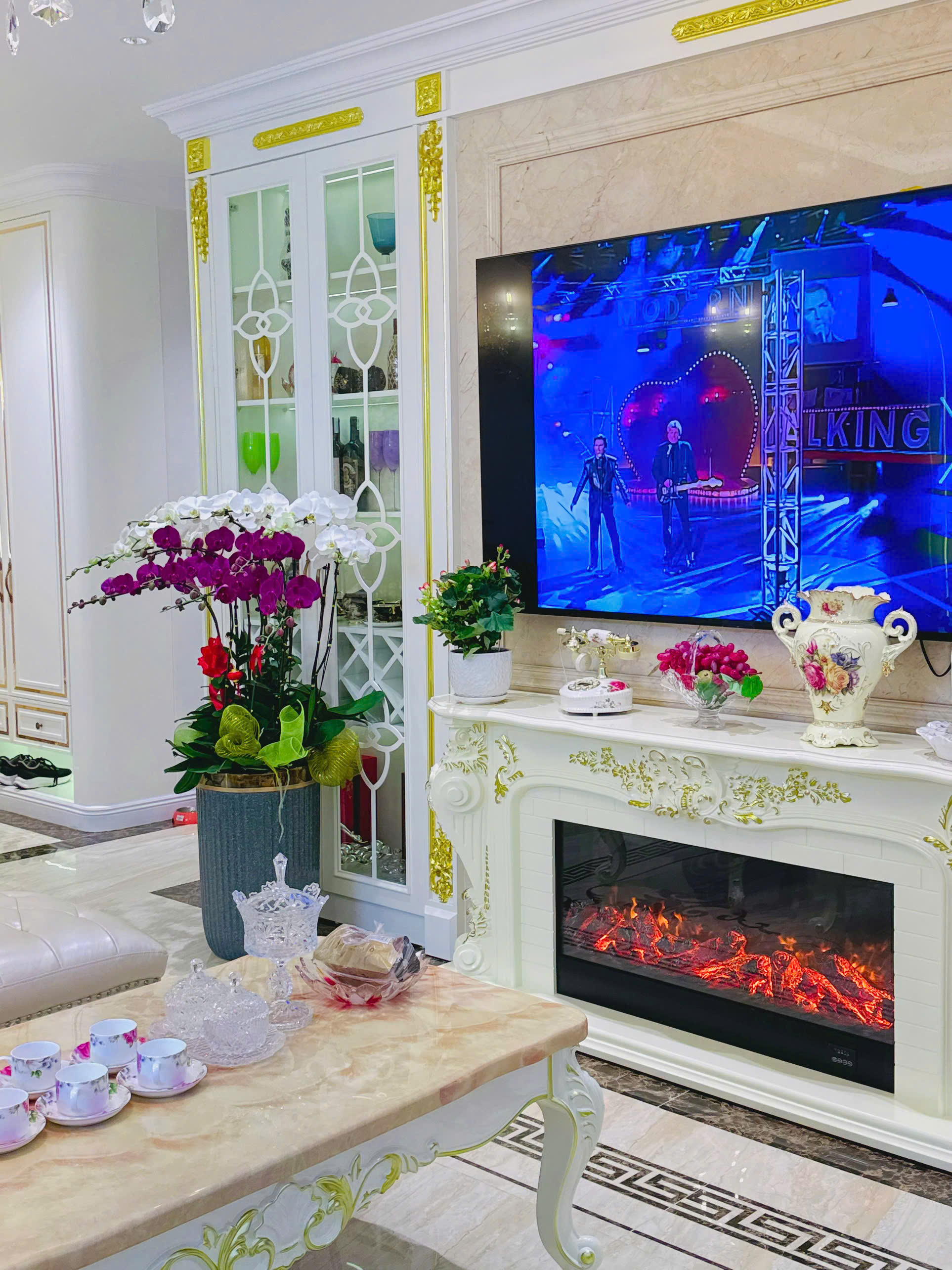 Bán Chung Cư Cao Cấp Sunshine Golden River , 141M2 , Tầng đẹp , Full Nội Thất Tân Cổ Điển, Gía Chỉ - Ảnh chính
