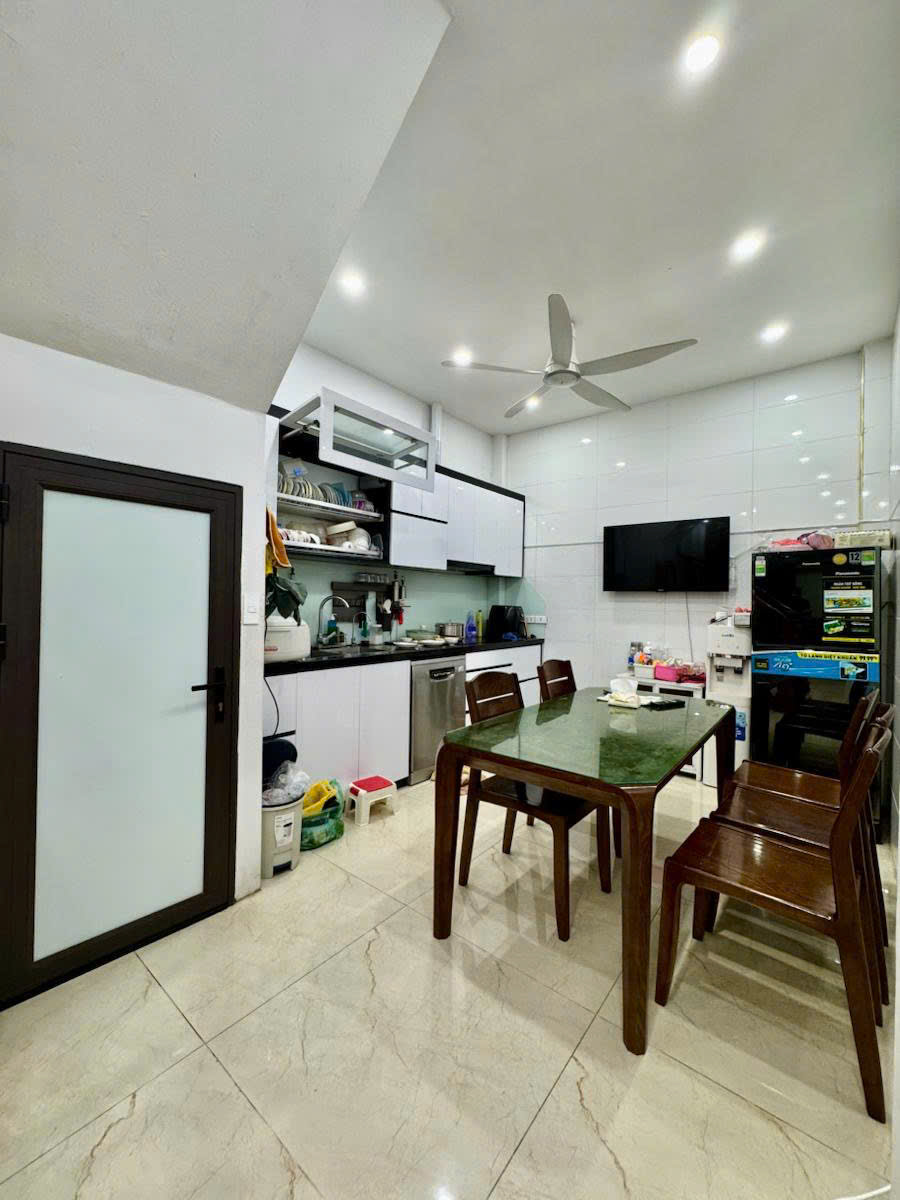 CHỦ NHÀ THIỆN CHÍ BÁN CĂN NHÀ TÂM HUYẾT CẦU GIẤY 40M - GIÁ 8,35 TỶ - VỊ TRÍ ĐẸP - KD ON - Ảnh 1