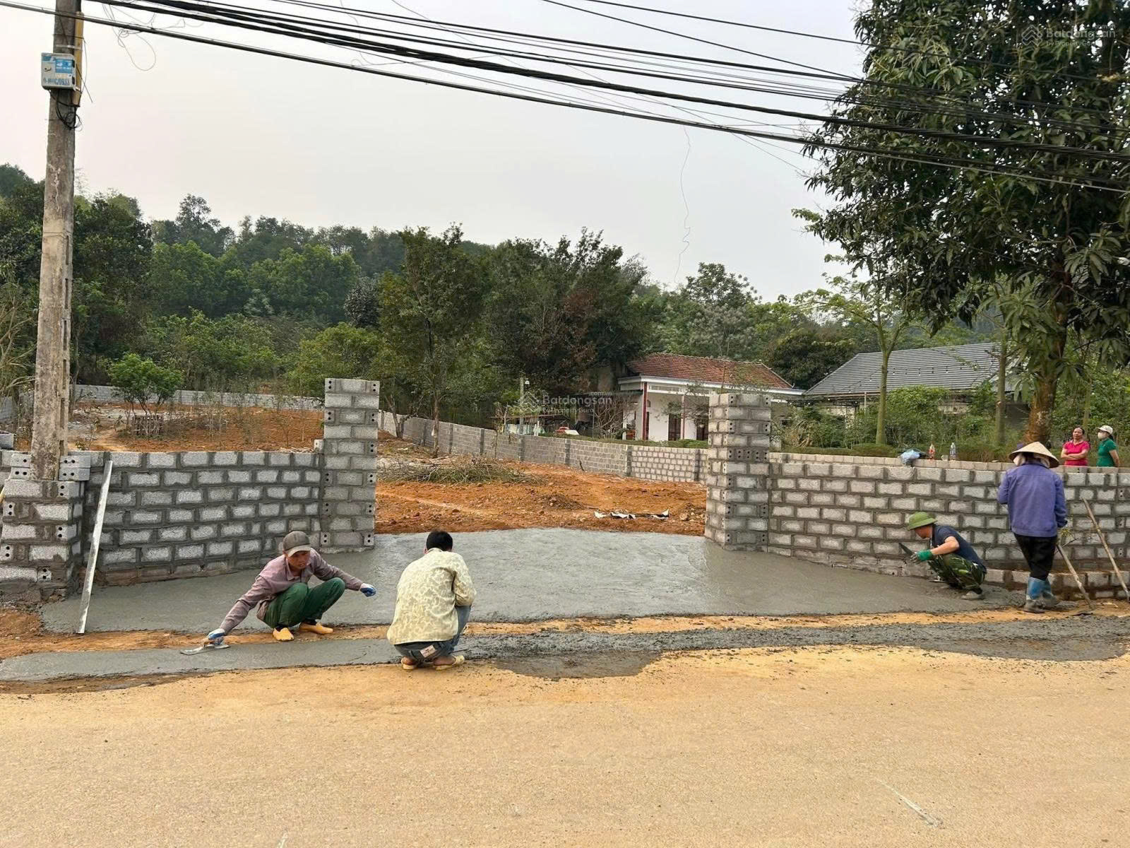 Đất mặt đường apphan thông thoáng rộng rãi . - Ảnh 2