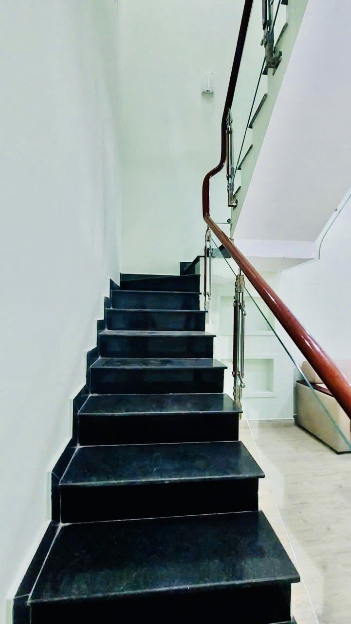 HIẾM KẾ BÊN GÒ VẤP - GẦN 80M2 ĐƯỜNG BỜ KÊNH THẠNH LỘC - HẺM 1/ XE HƠI 5M - 4 PHÒNG NGỦ - 2 TẦNG - Ảnh 2
