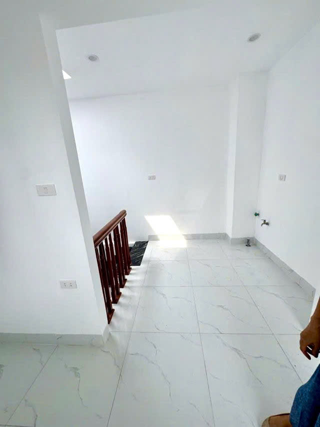 NHÀ MỚI ĐẸP TẶNG NỘI THẤT phố Bát Khối- Long Biên 30m2 X 5 Tầng,mặt tiền  4.3m, 5.5 tỷ. - Ảnh 2