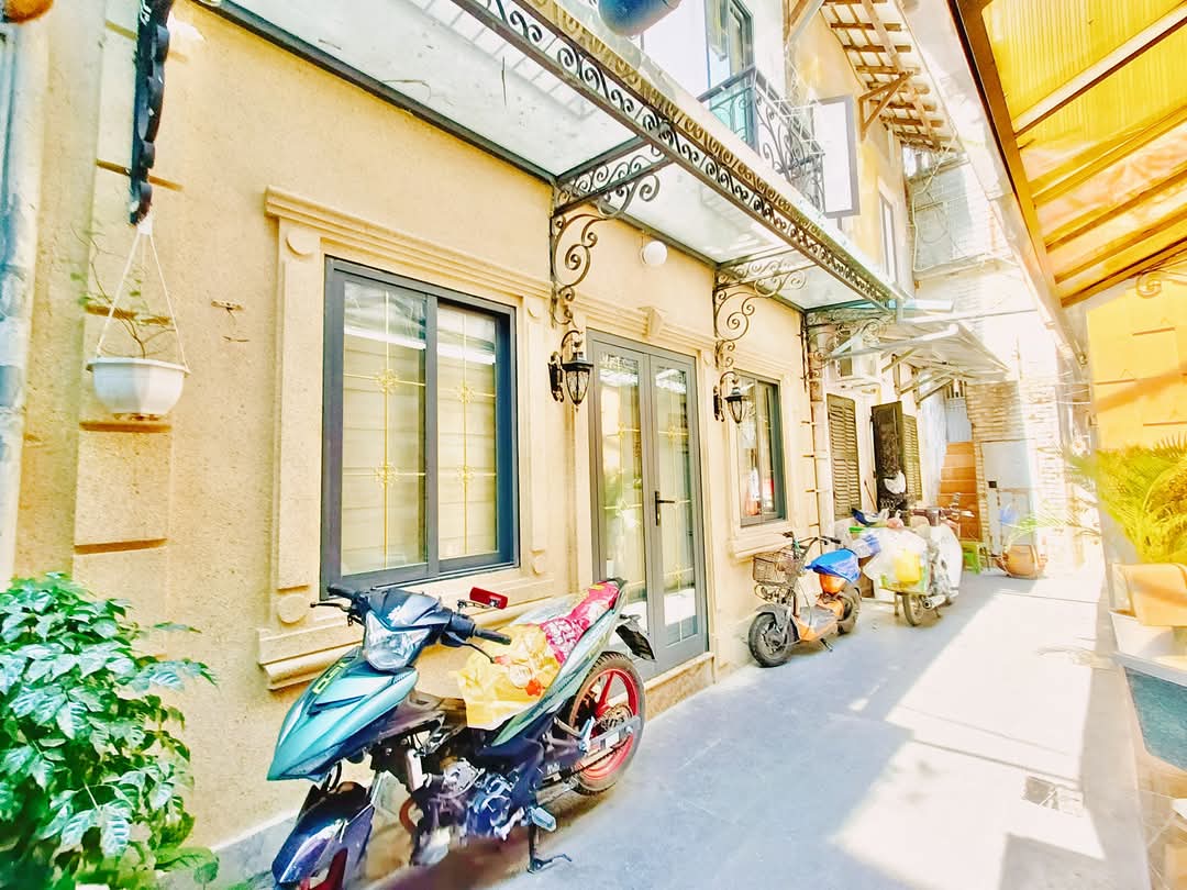Nhờ đăng bán hộ căn nhà cạnh Hàng Mã 45m2, mặt tiền 6m, sử dụng hơn 100m2, một bước ra phố. - Ảnh chính