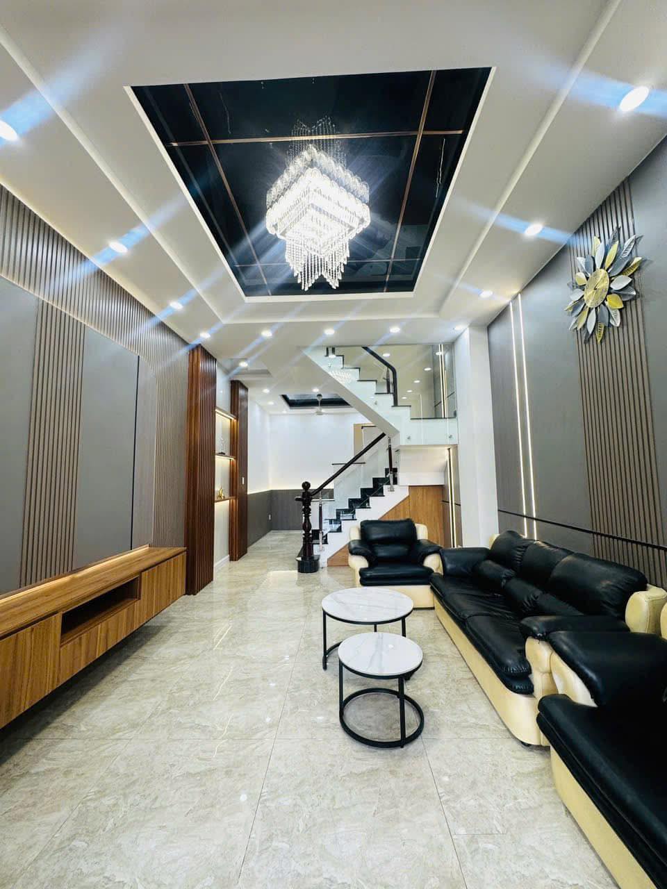 NHÀ KHU ĐỒNG BỘ CỰC ĐẸP ĐẼ VĂN MINH! ĐƯỜNG 8M Ô TÔ ĐẬU CỬA, GIÁP GÒ VẤP - Ảnh 1