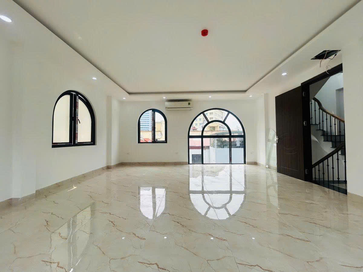 Bán toà nhà VP Nguyễn Chí Thanh - 85m x 7 tầng thang máy, ôtô đỗ cửa, MT 8m - Ảnh 1