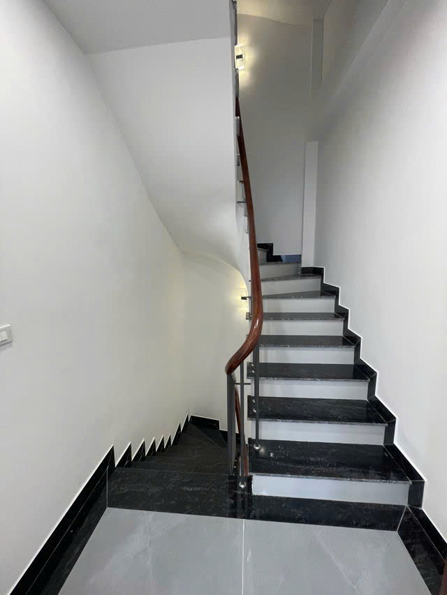 NHÀ MỚI TẶNG NỘI THẤT Ngọc Lâm- Long Biên 35m2 X 5 Tầng ,mặt tiền 3.6m, 6.59 tỷ. - Ảnh 3