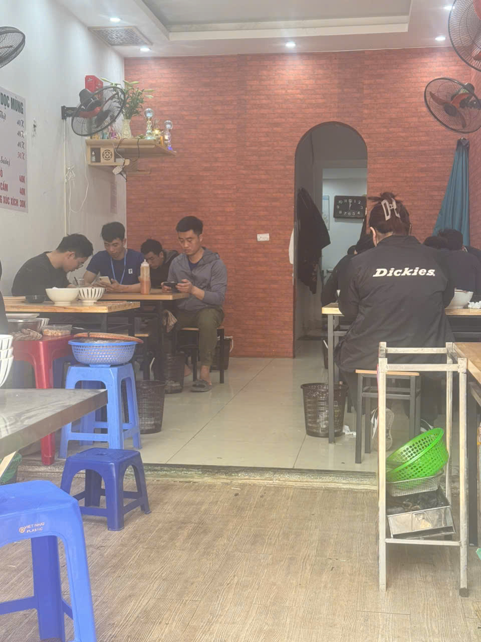 MÌNH CẦN NHƯỢNG LẠI MẶT BẰNG Ở KẾT HỢP KINH DOANH TỐT Ở MẶT PHỐ HOÀNG SÂM - NGHĨA ĐÔ - Ảnh 2