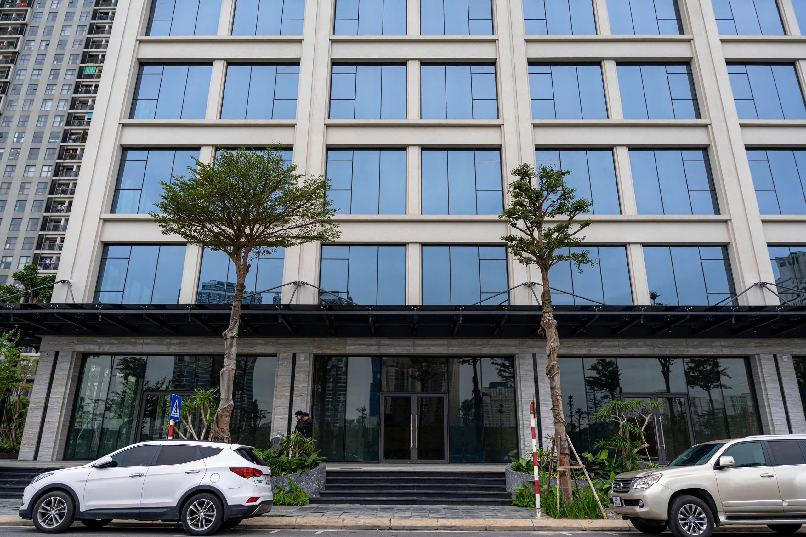 Building mặt phố Ba Đình, DT đại bác 436m2, MT khủng 10,5m, 9  tầng, 2 hầm, dòng tiền gần 10 tỷ/năm - Ảnh 1