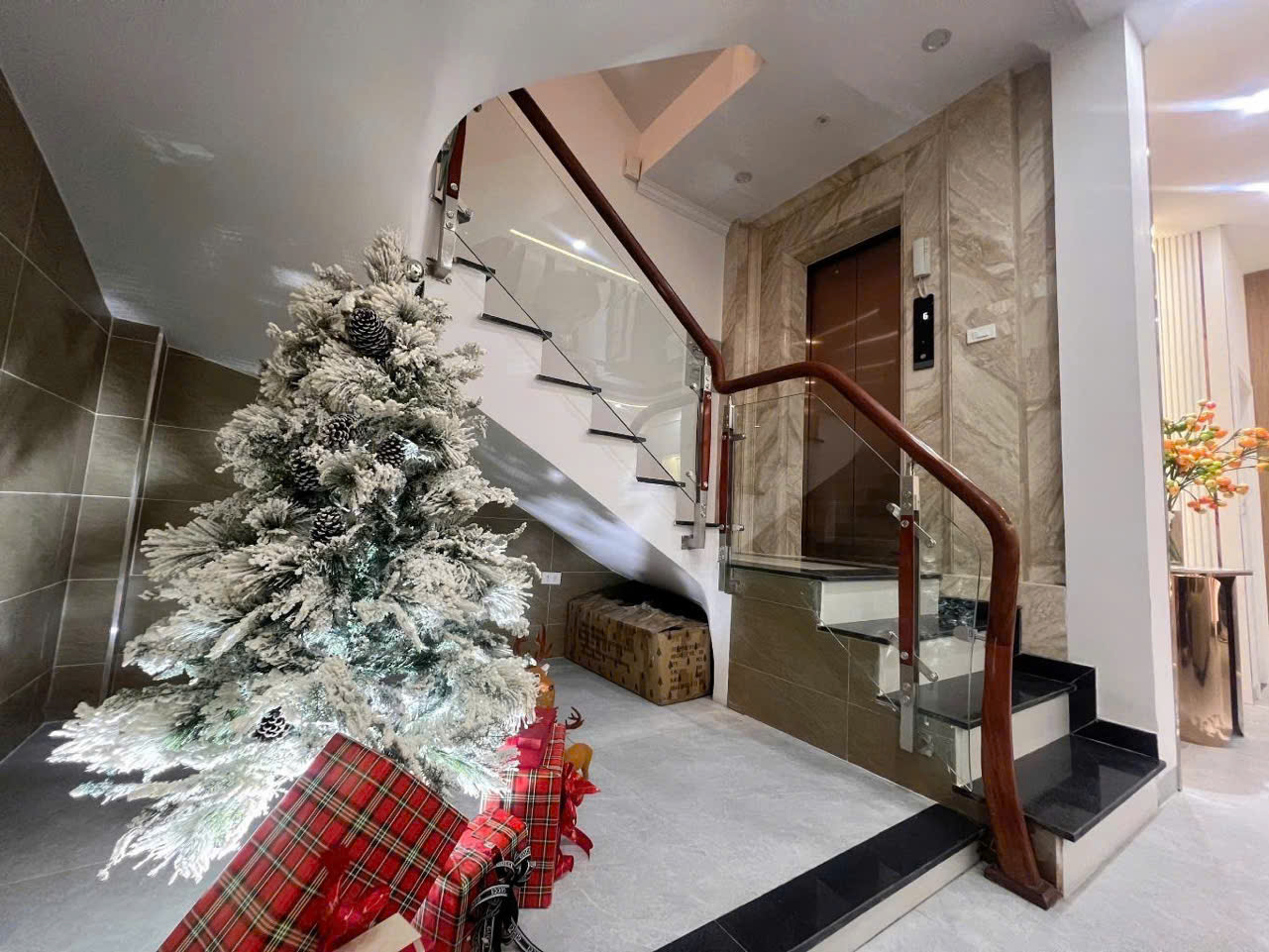 LUXURY HOUSE Tại 135 Đội Cấn (ngay sát Hồ Đầm Tròn) - Ảnh chính