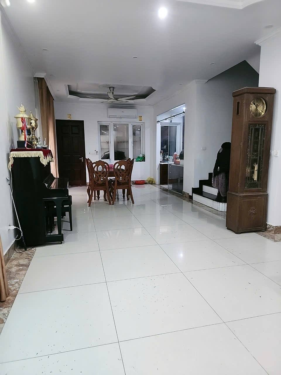 Cho thuê biệt thự Hoàng Quốc Việt, 200m2, 5 tầng lô góc, thang máy - Ảnh 1
