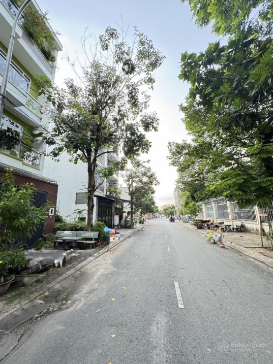 Nhà 4 tầng, MT đường 10m, ngay Lê Văn Thịnh, khu phân lô, 100m2, ngang 5m, 10.5 tỷ - Ảnh 1