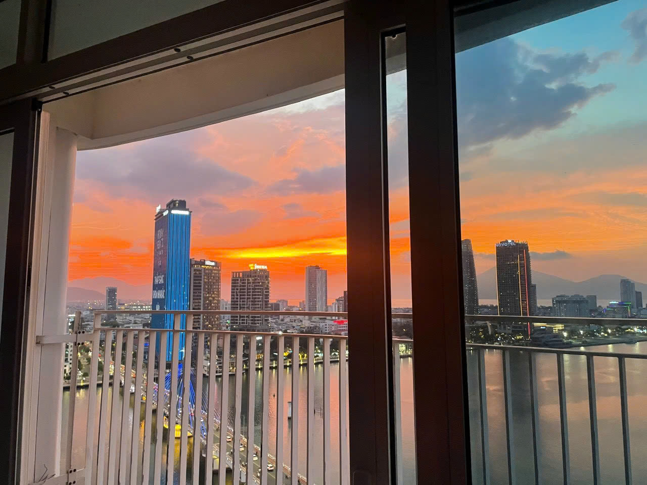 Bán căn hộ cao cấp Auzura, diện tích 104m2 view trực diện sông Hàn, pháo hoa quốc tế, tặng nội thất - Ảnh chính