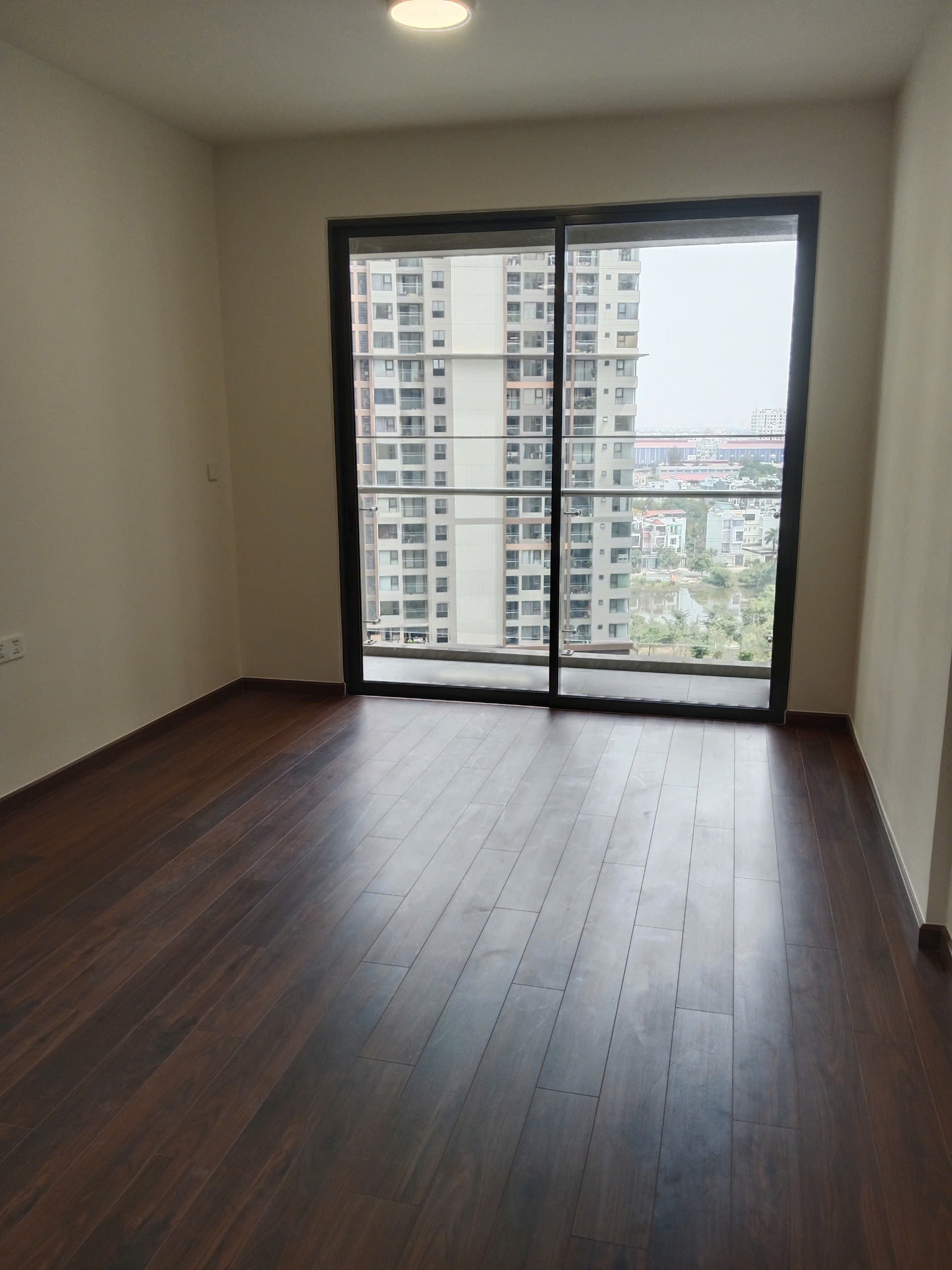 Cho thuê căn góc 2  phòng ngủ 2wc giá tốt - View ngoại khu Võ Văn Kiệt - Ảnh 1