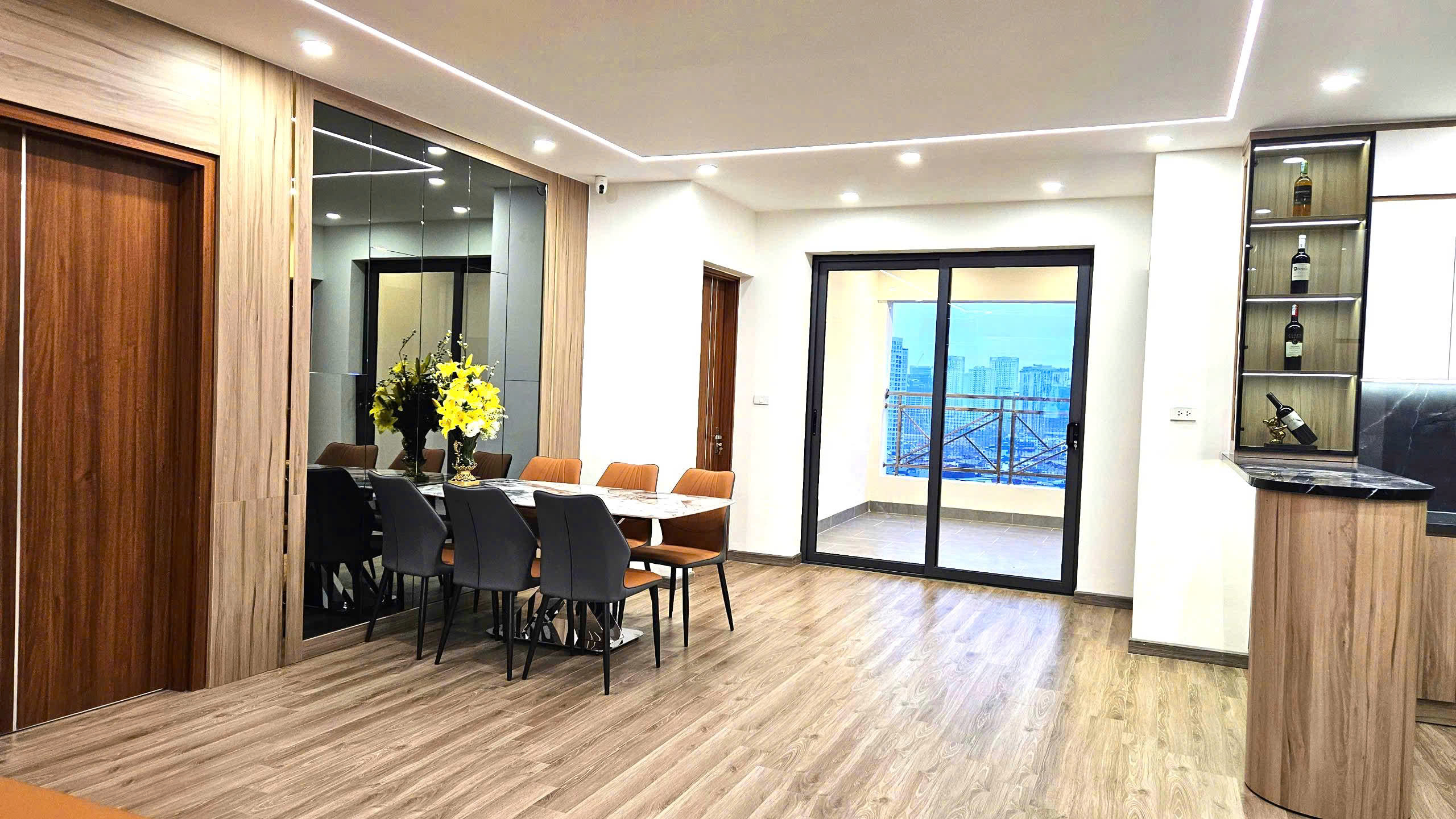Căn hộ skyvilla 3 ngủ 3 WC, dt 181m2, tòa 25T1, tòa vip nhất khu Trung Hòa - Nhân Chính - Ảnh 2