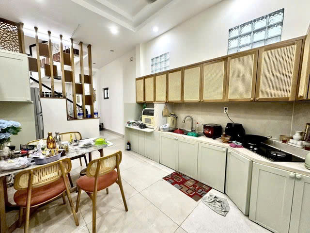 Giá mềm nhất quận Phú nhuận: 11.9 tỷ - HUỲNH VĂN BÁNH - DT: 76.8M - 4M X 19.2M - 4 TẦNG - 4 PN- 4WC - Ảnh 1