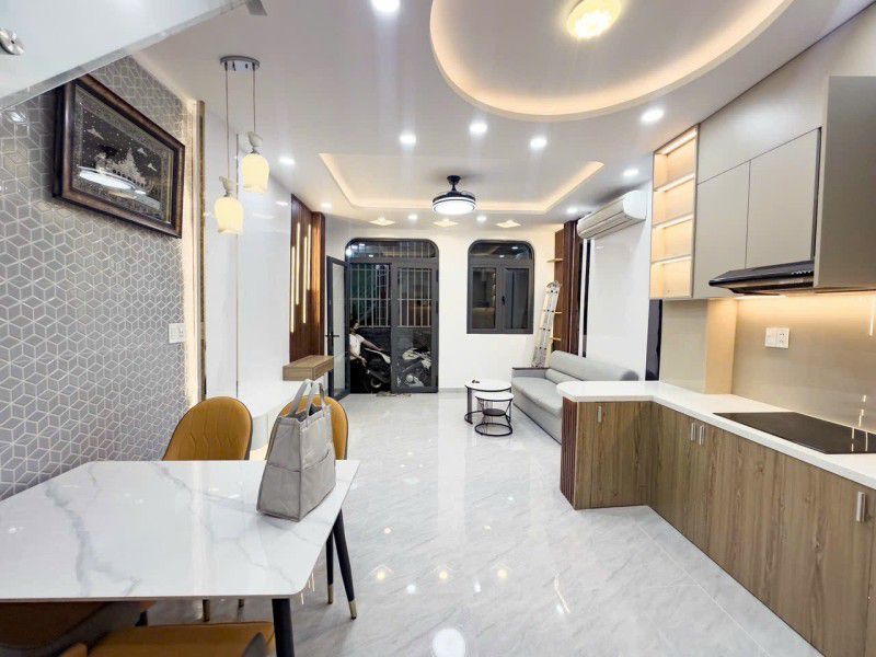 GIÁP QUẬN 1 KHU VÍP BÌNH THẠNH - 31M2 - NGANG 4.2M - 2 TẦNG 2PN NHÀ MỚI ĐẸP FULL NỘI THẤT - CHỈ 4 - Ảnh 1