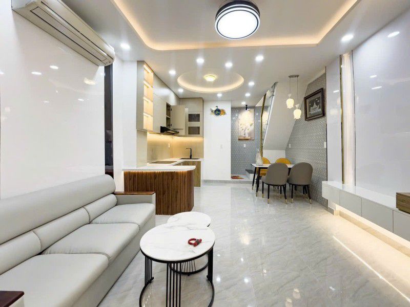 GIÁP QUẬN 1 KHU VÍP BÌNH THẠNH - 31M2 - NGANG 4.2M - 2 TẦNG 2PN NHÀ MỚI ĐẸP FULL NỘI THẤT - CHỈ 4 - Ảnh chính