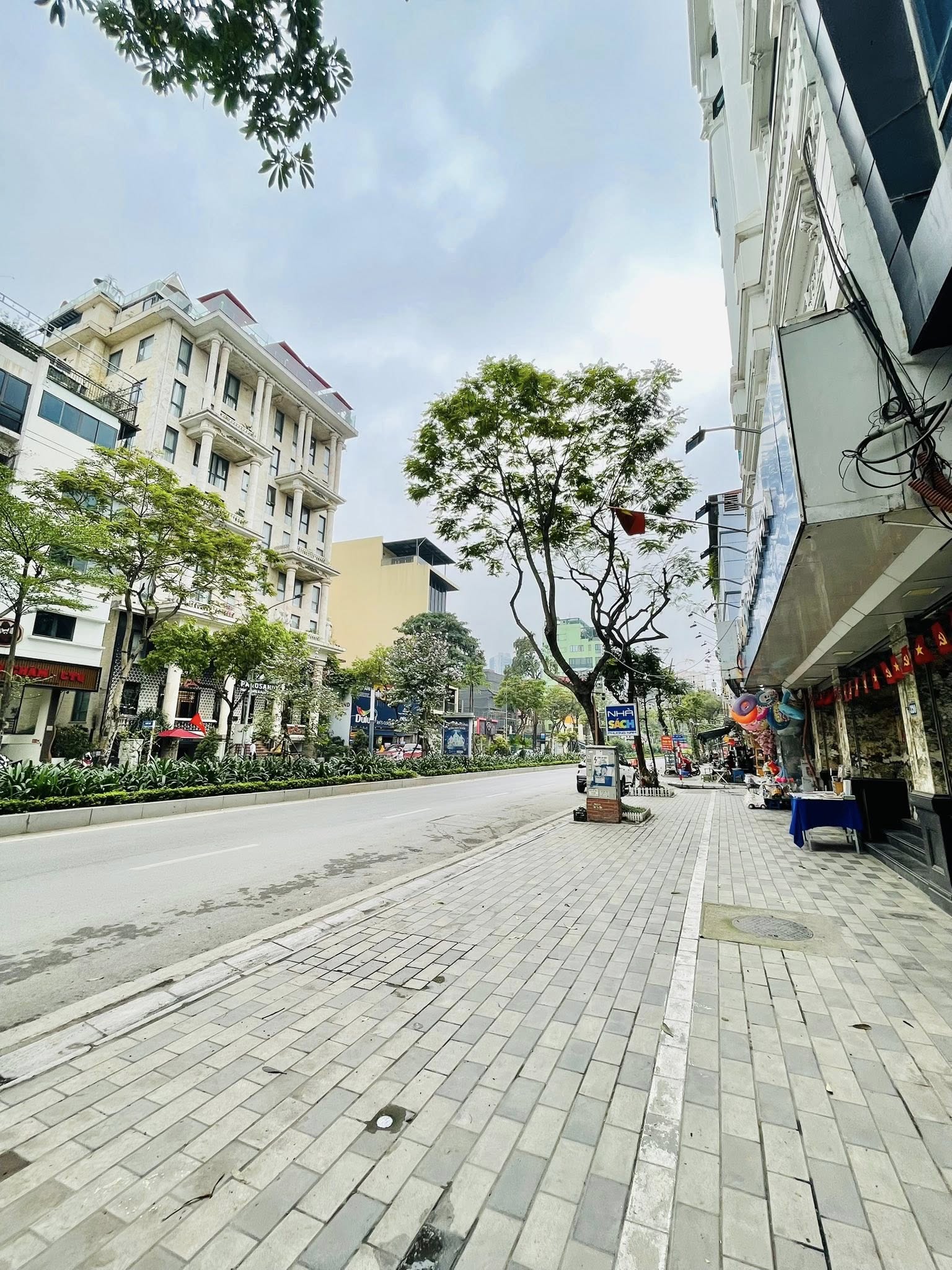 Bán nhà MP Lạc Long Quân, Vỉa hè rộng, mới đẹp 63/66m 8T Thang máy, MT 6m 44 Tỷ - Ảnh 1