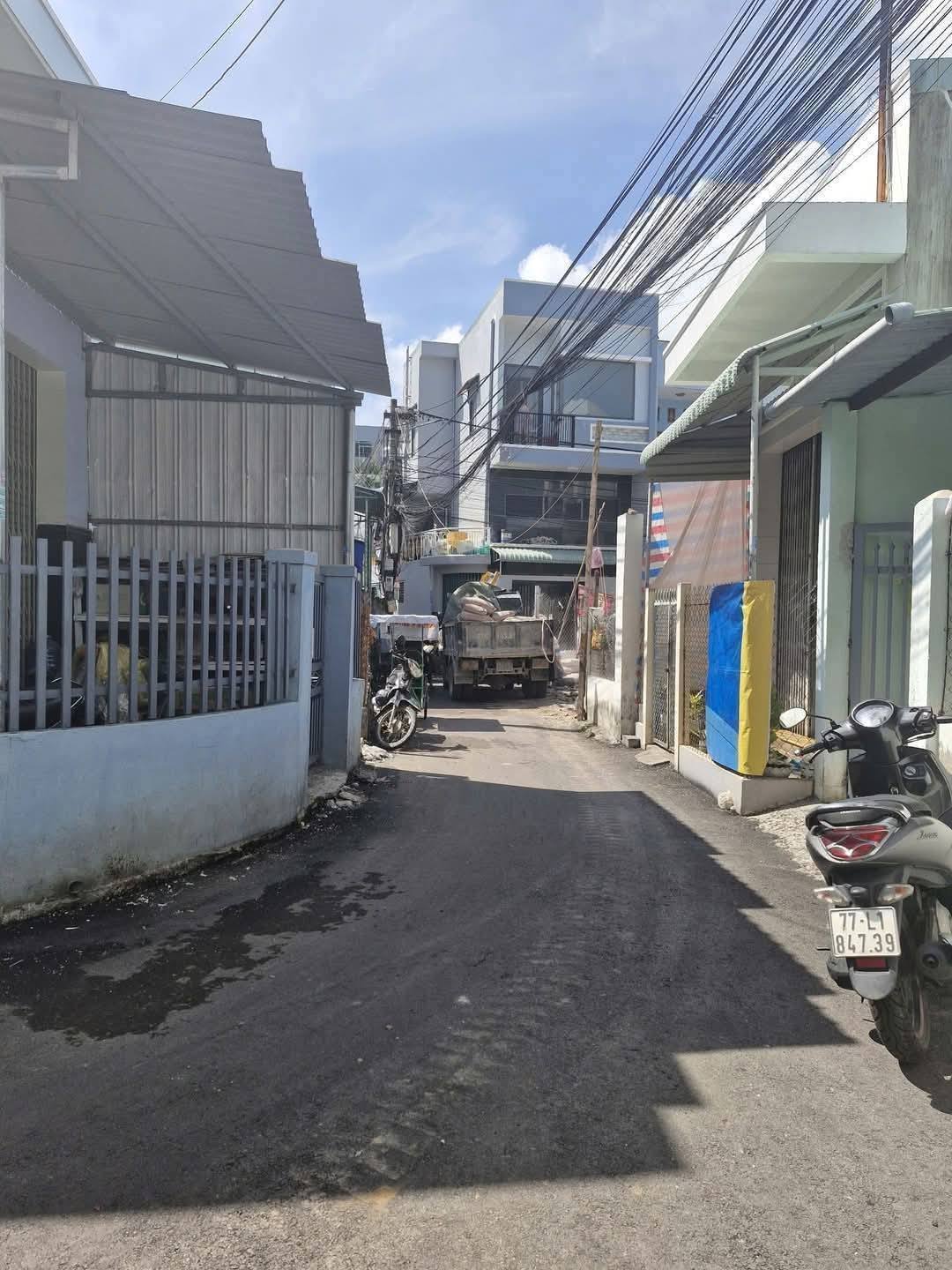 BÁN NHÀ 2 TẦNG CÁCH BIỀN VÀI BƯỚC CHÂN. KHU GHỀNH RÀNG. TP QUY NHƠN - Ảnh 1