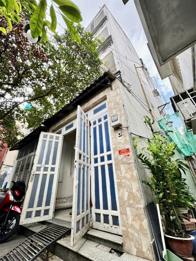 Giá mềm quận Phú nhuận: 6.45 tỷ - NGUYỄN THỊ HUỲNH - DT: 42M- 3.5X12- 1 trệt 3 lầu , gồm 7pn 5 - Ảnh chính