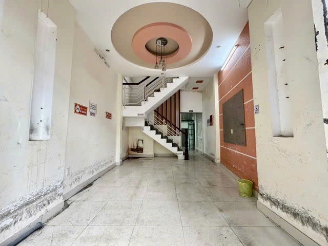 Giá mềm quận Phú nhuận: 6.45 tỷ - NGUYỄN THỊ HUỲNH - DT: 42M- 3.5X12- 1 trệt 3 lầu , gồm 7pn 5 - Ảnh 1