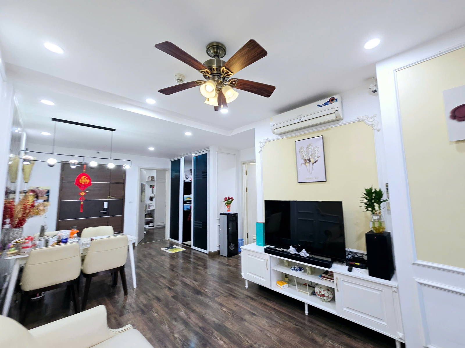 Chính chủ  bán gấp Chung cư  Vip Tòa Spring 47 Nguyễn Tuân, Thanh Xuân. Dt 70m2 – 2 Ngủ, 6,5 tỷ - Ảnh chính