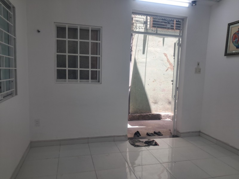 ♪ Nhà cách Hoàng Diệu 70m, 34m2, ngang 5.5m vuông, C4, sạch, 2.1 tỷ - Ảnh 3