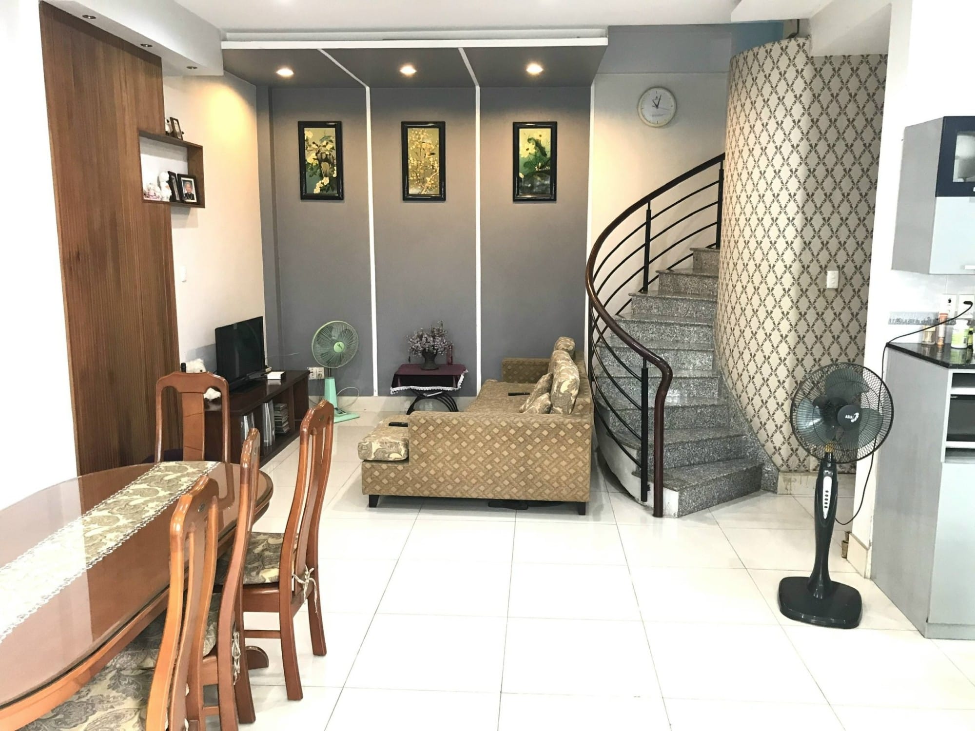 Chủ cần tiền gấp giảm 700tr nay chỉ còn 8 tỷ 600 có ngay căn nhà 3 tầng ngang khủng 6.5m ngay Lê - Ảnh 1