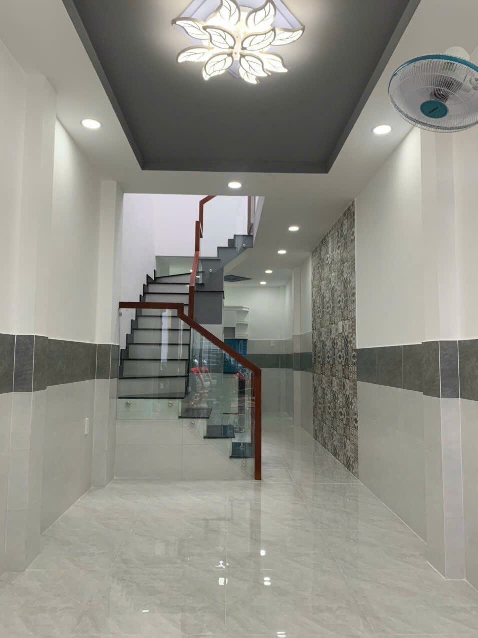 Hàng Thơm Lê Đình Thám Tân Phú hẻm 1 sẹc xe hơi đỗ cổng 30m2,2 Tầng Nhỉnh 3 tỷ - Ảnh 1