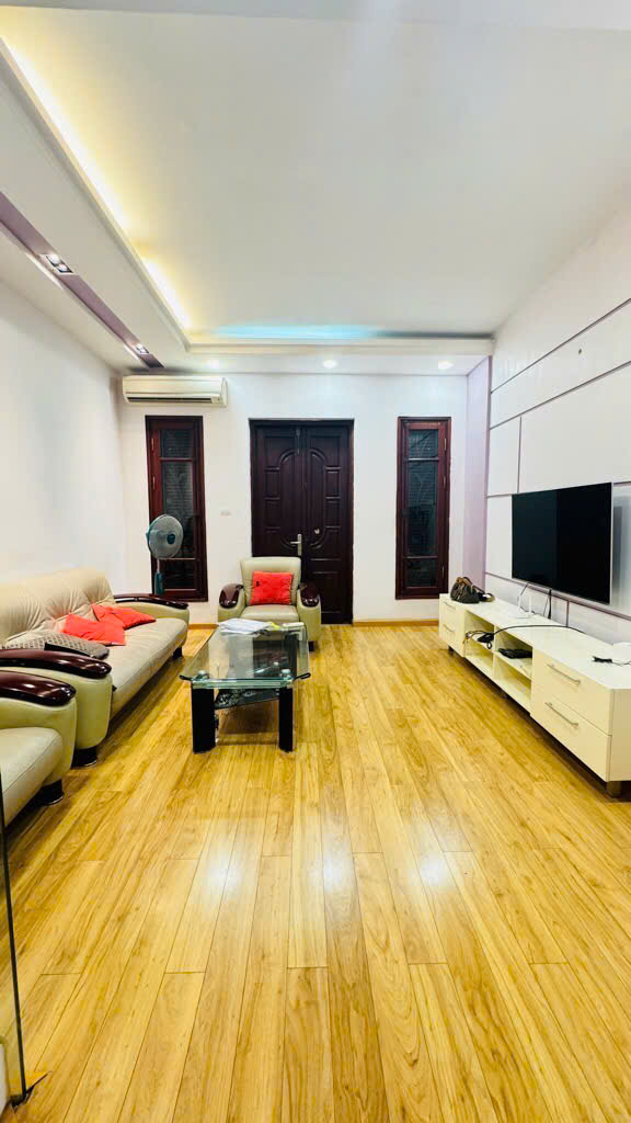 Nguyễn Chí Thanh, 63m 5 tầng, mt 4m - Phân Lô, ô chờ thang máy - Oto 4 Chỗ Đỗ Cửa - 10M OTo Tránh - Ảnh 1