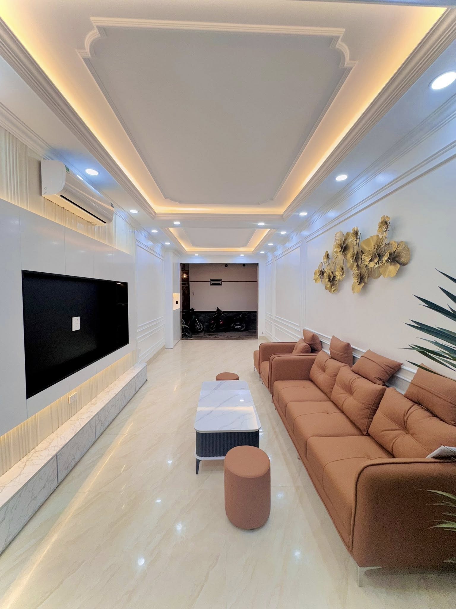 BÁN NHÀ MỚI PHỐ YÊN LẠC HBT- THANG MÁY- LÔ GÓC 2 THOÁNG- Ô TÔ ĐỖ CỬA - 45mX5 TẦNG - 13 TỶ - Ảnh 1