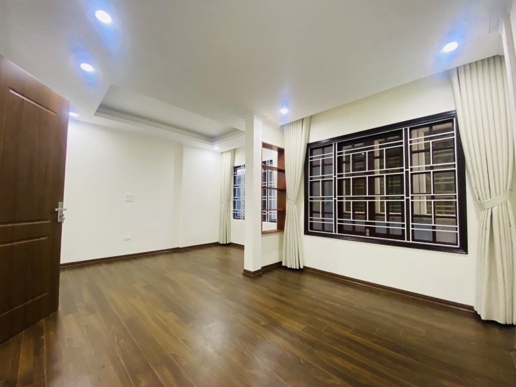 NHÀ ĐÊ LA THÀNH MẶT TIỀN ĐẸP 5,6M - Ô TÔ ĐỖ CỬA - SỔ VUÔNG - NGÕ THÔNG - GIÁ 7,X TỶ - Ảnh 2