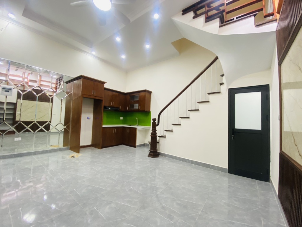NHÀ ĐÊ LA THÀNH MẶT TIỀN ĐẸP 5,6M - Ô TÔ ĐỖ CỬA - SỔ VUÔNG - NGÕ THÔNG - GIÁ 7,X TỶ - Ảnh chính