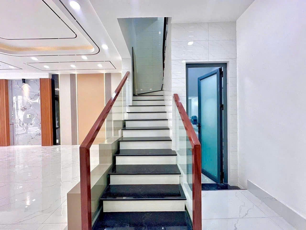 Giá mềm nhất quận Bình Tân: 8,2 tỷ - Lê Văn Quới <br>DT: 60m - 6x10- 5lầu - 6PN - 5WC, ban công - Sân - Ảnh 3