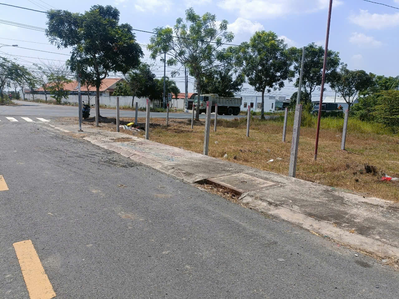 BÁN ĐẤT CHÍNH CHỦ GÓC NGÃ TƯ 2 MẶT TIỀN QL, ĐÃ CÓ SỔ BAO PHÍ CHỈ 10 TỶ. - Ảnh 1