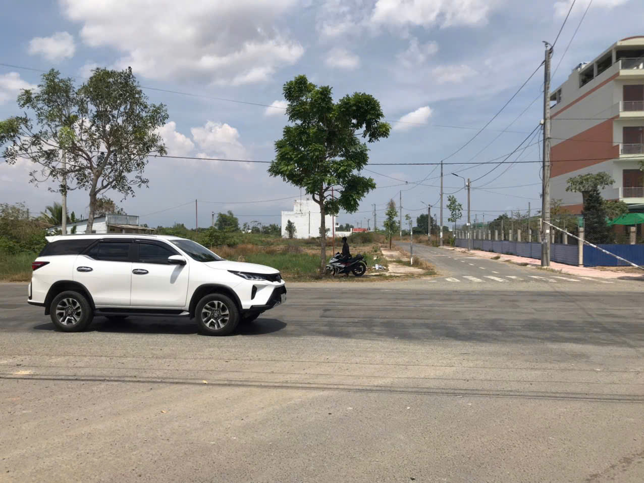 BÁN ĐẤT CHÍNH CHỦ GÓC NGÃ TƯ 2 MẶT TIỀN QL, ĐÃ CÓ SỔ BAO PHÍ CHỈ 10 TỶ. - Ảnh 2